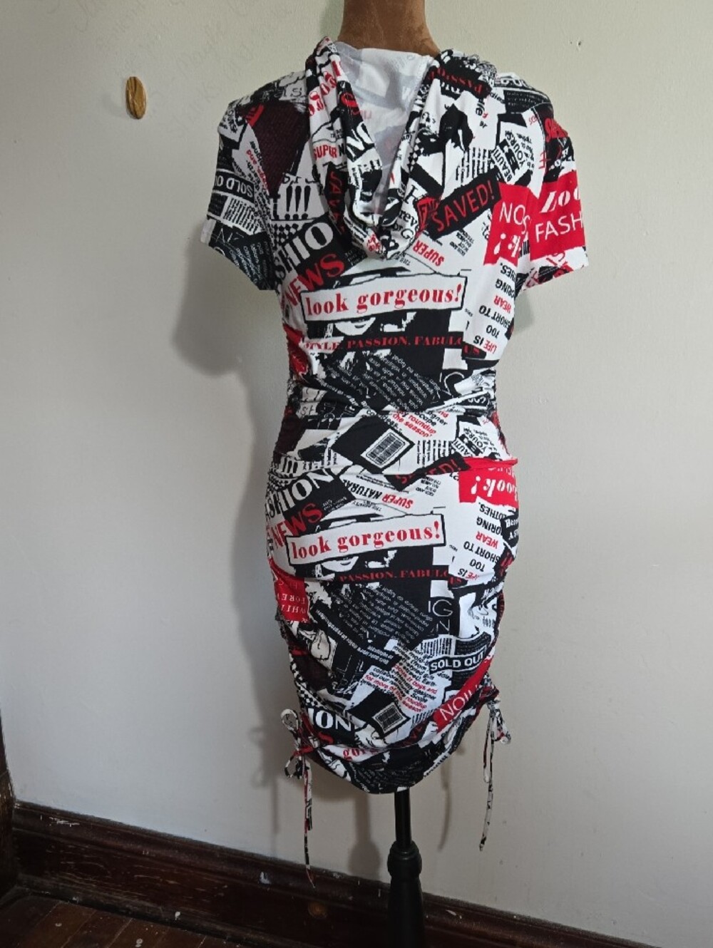 DR45 Almost Famous Newspaper Print Dress Bodycon Knee Length Ruched Side Hoodie - Picture 7 of 12
